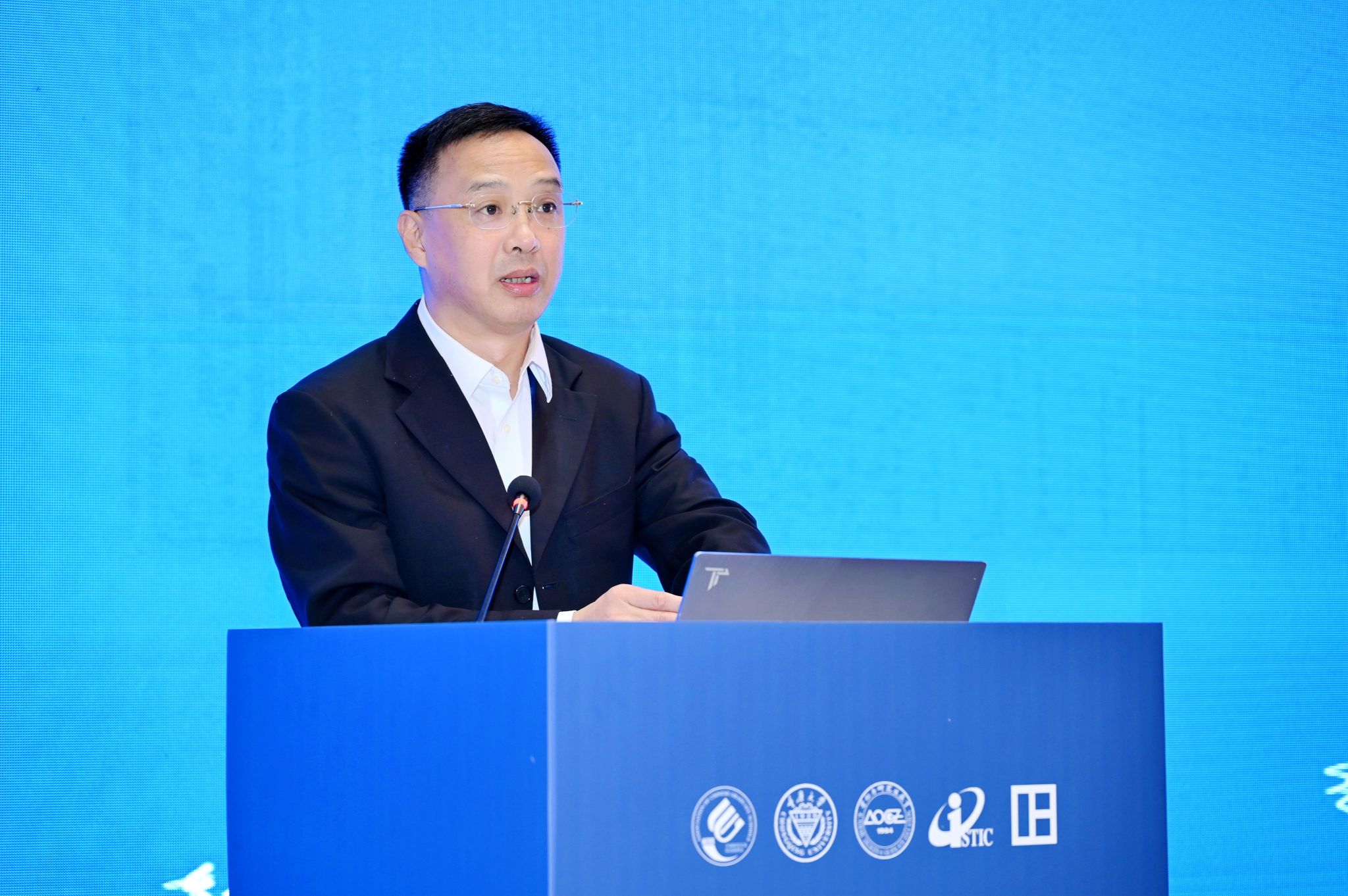 1761971129395331.jpg 李英民主持.JPG