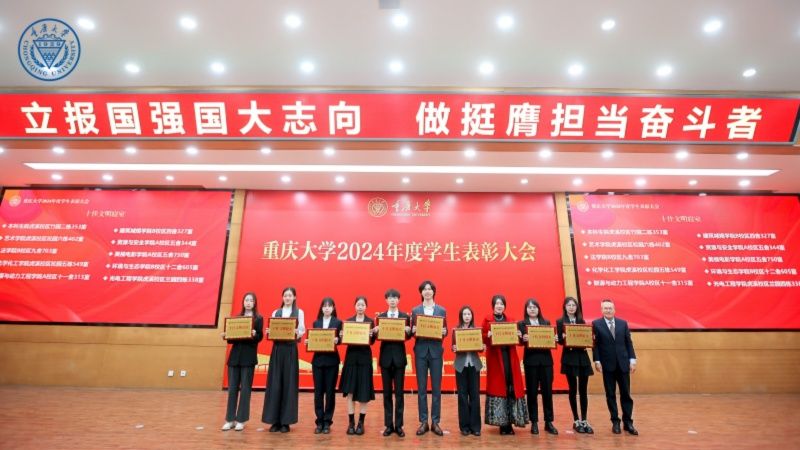 1734061963722497.jpg 冯书记颁奖_副本2.jpg